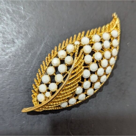 Vintage Leaf-Shaped Brooch Pin With Faux Pearls & Gold-Tone Finish - Retro Chic - Picture 1 of 5